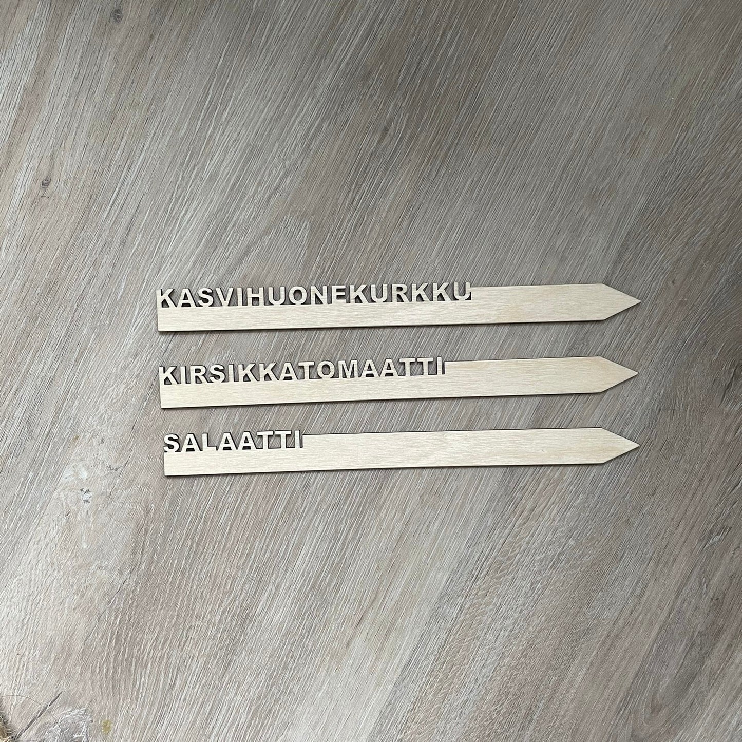 Istutusmerkit-omalla-tekstilla