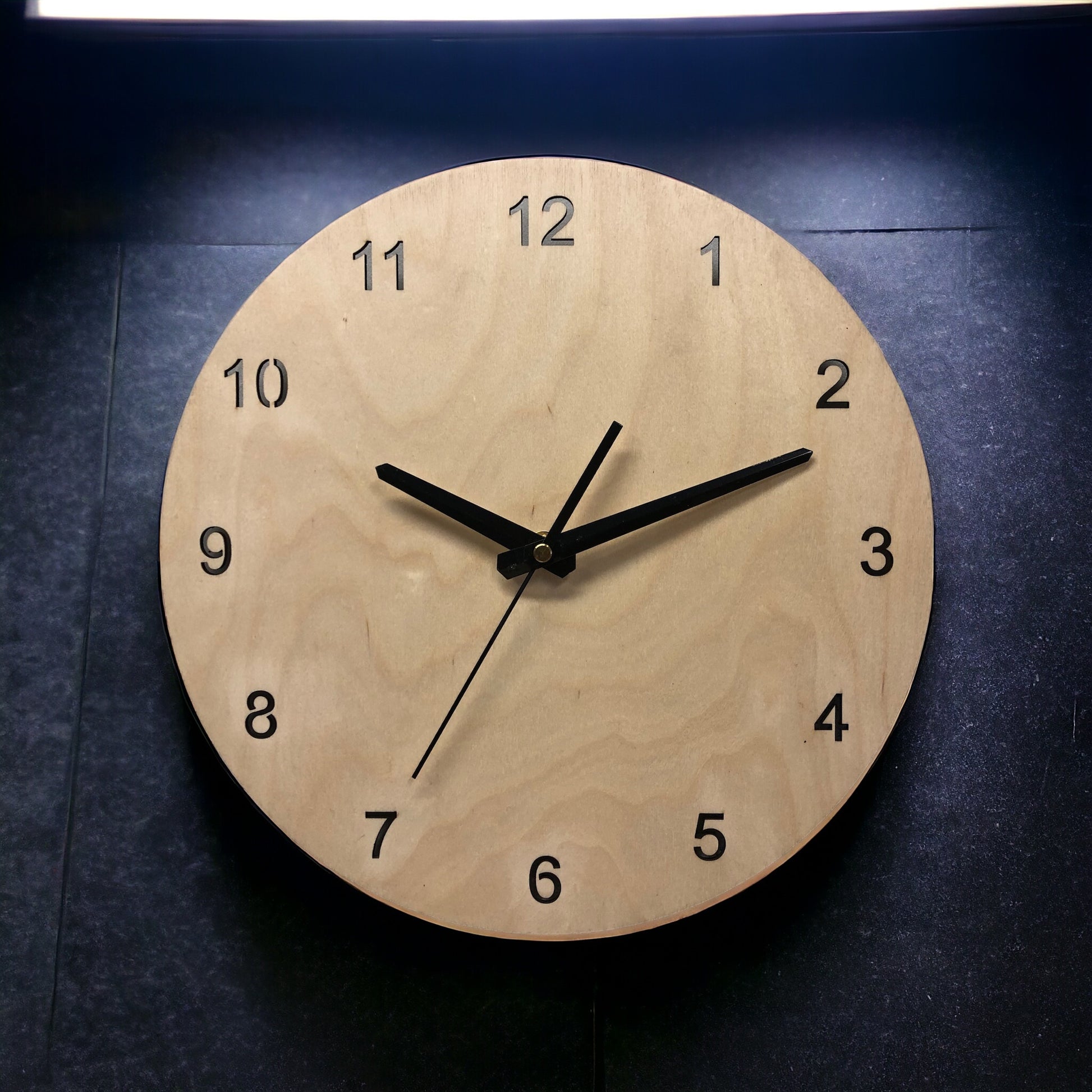 Kello läpileikatut numerot koivu