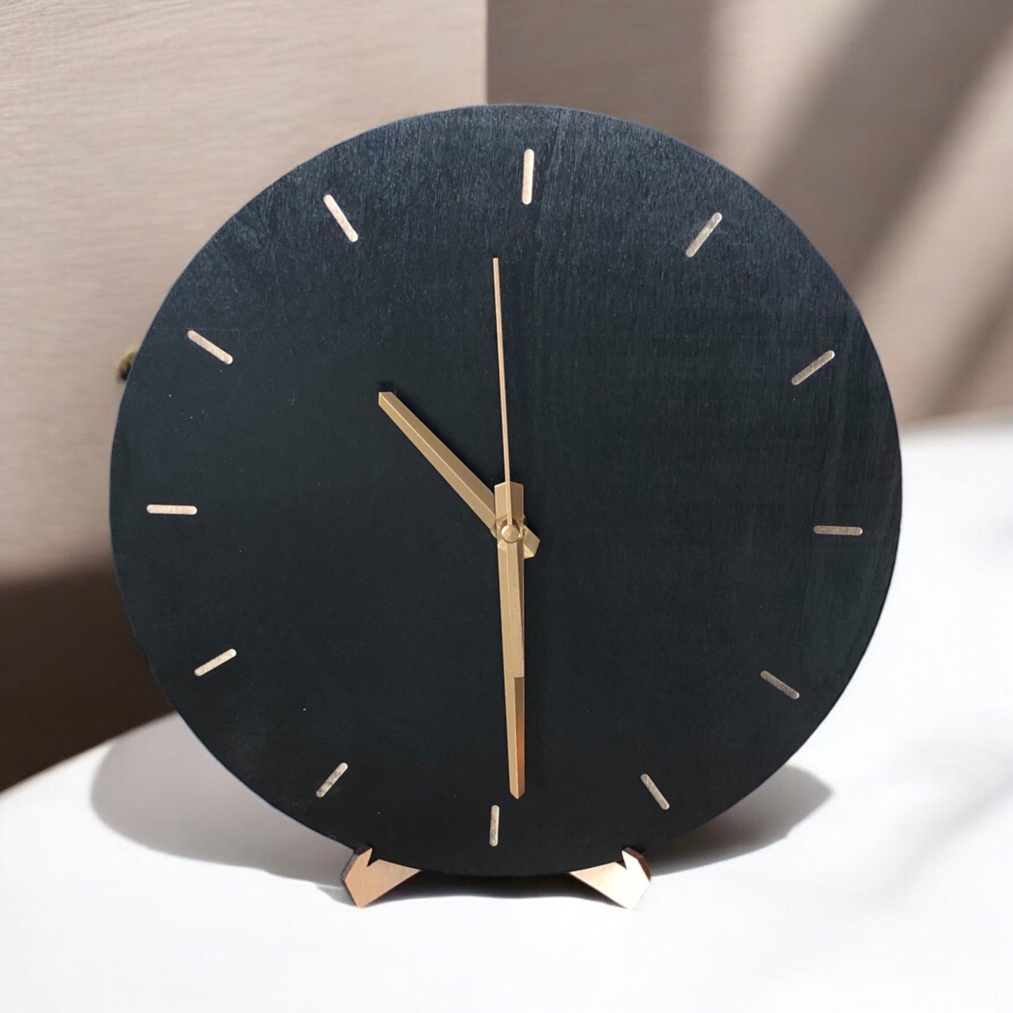 Musta kello kultaisilla viisareilla