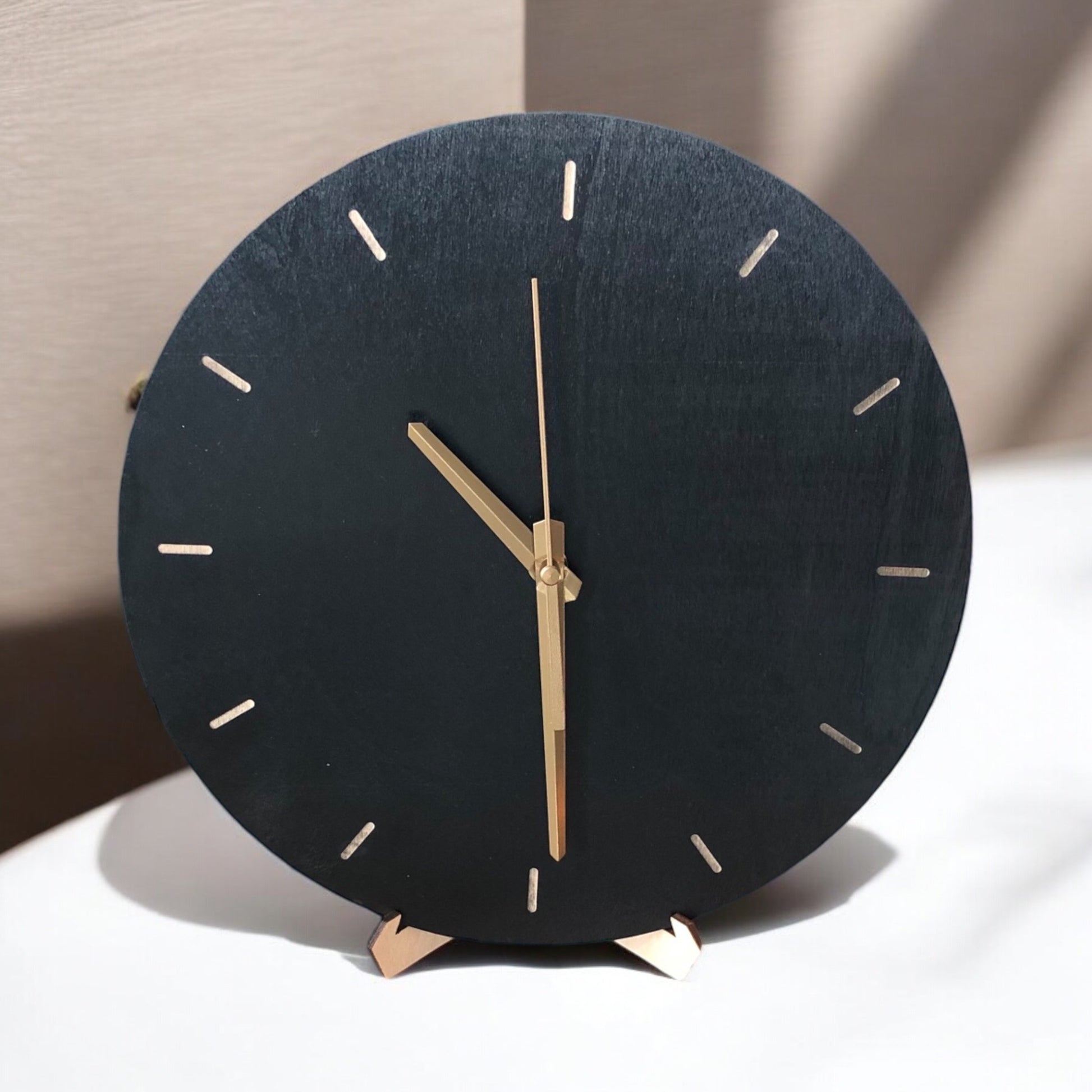 Musta kello kultaisilla viisareilla