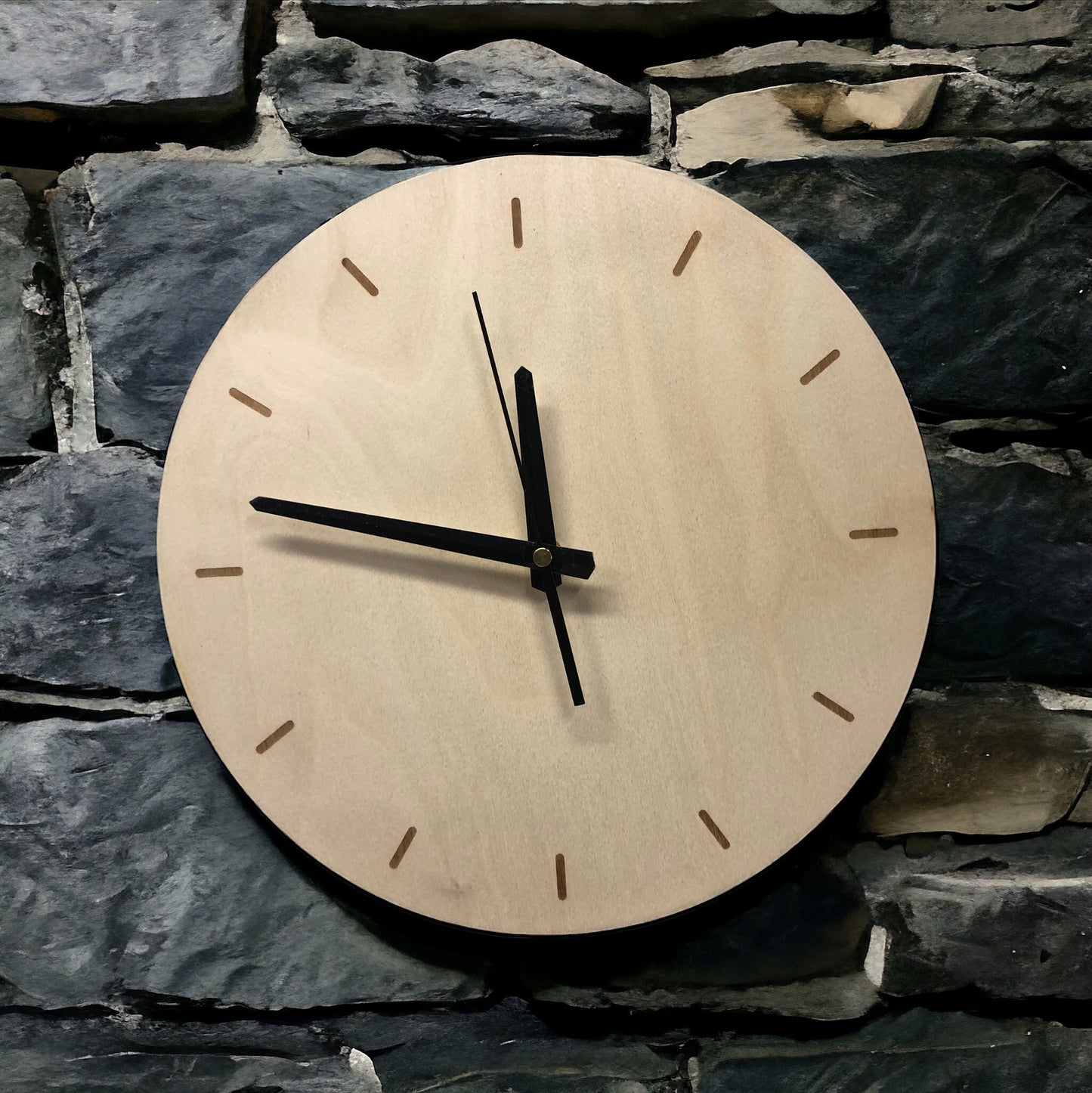 Koivu kello mustilla viisareilla