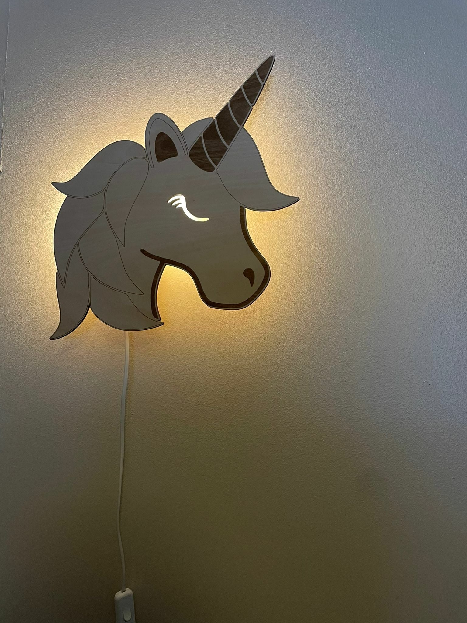 Lastenhuoneen_valaisin_yksisarvinen