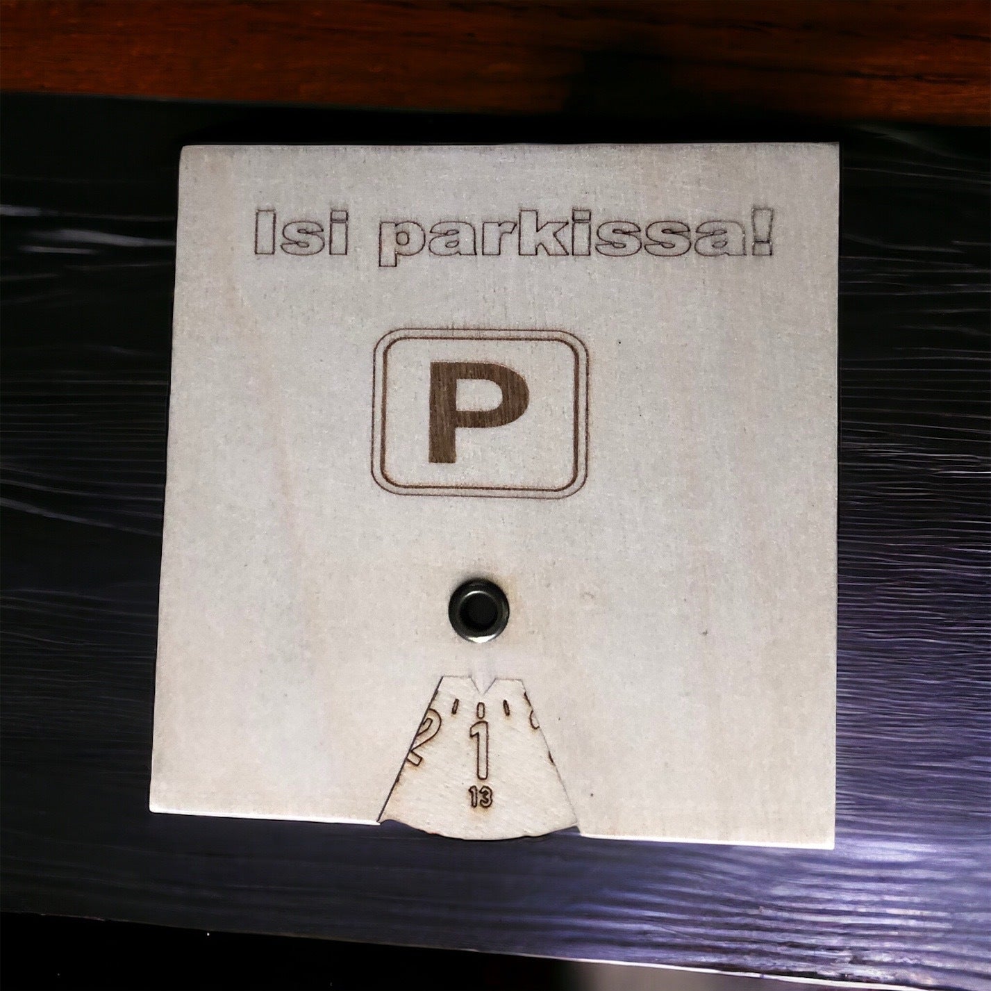 Parkkikiekko omalla tekstillä osoitin alhaalla