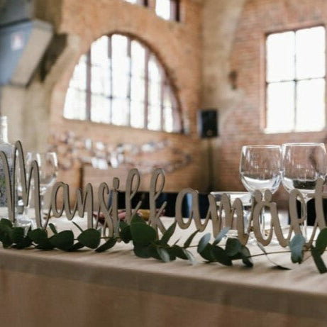 Pöytäkyltti tekstillä