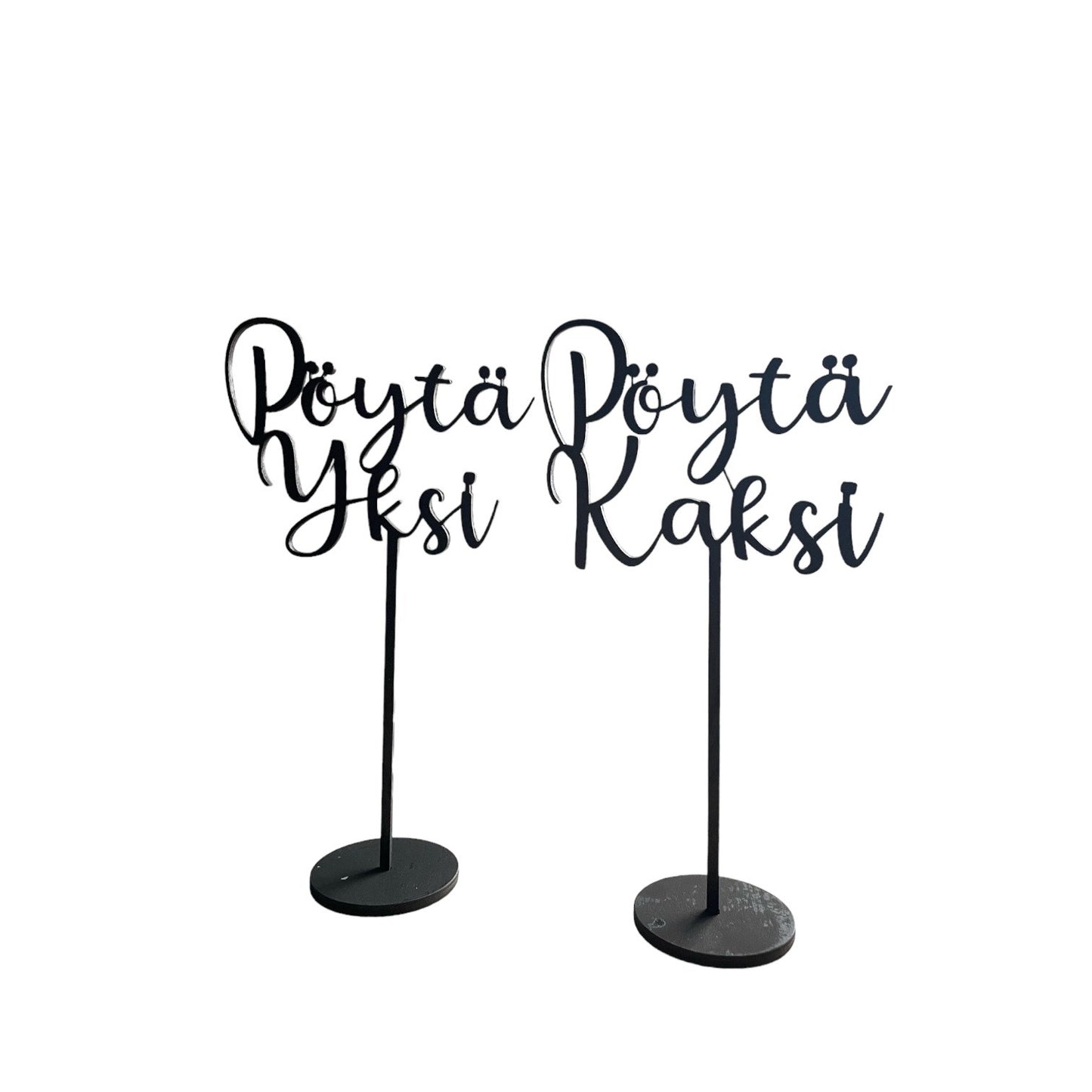 Pöytänumero_tekstillä_musta_jalalla