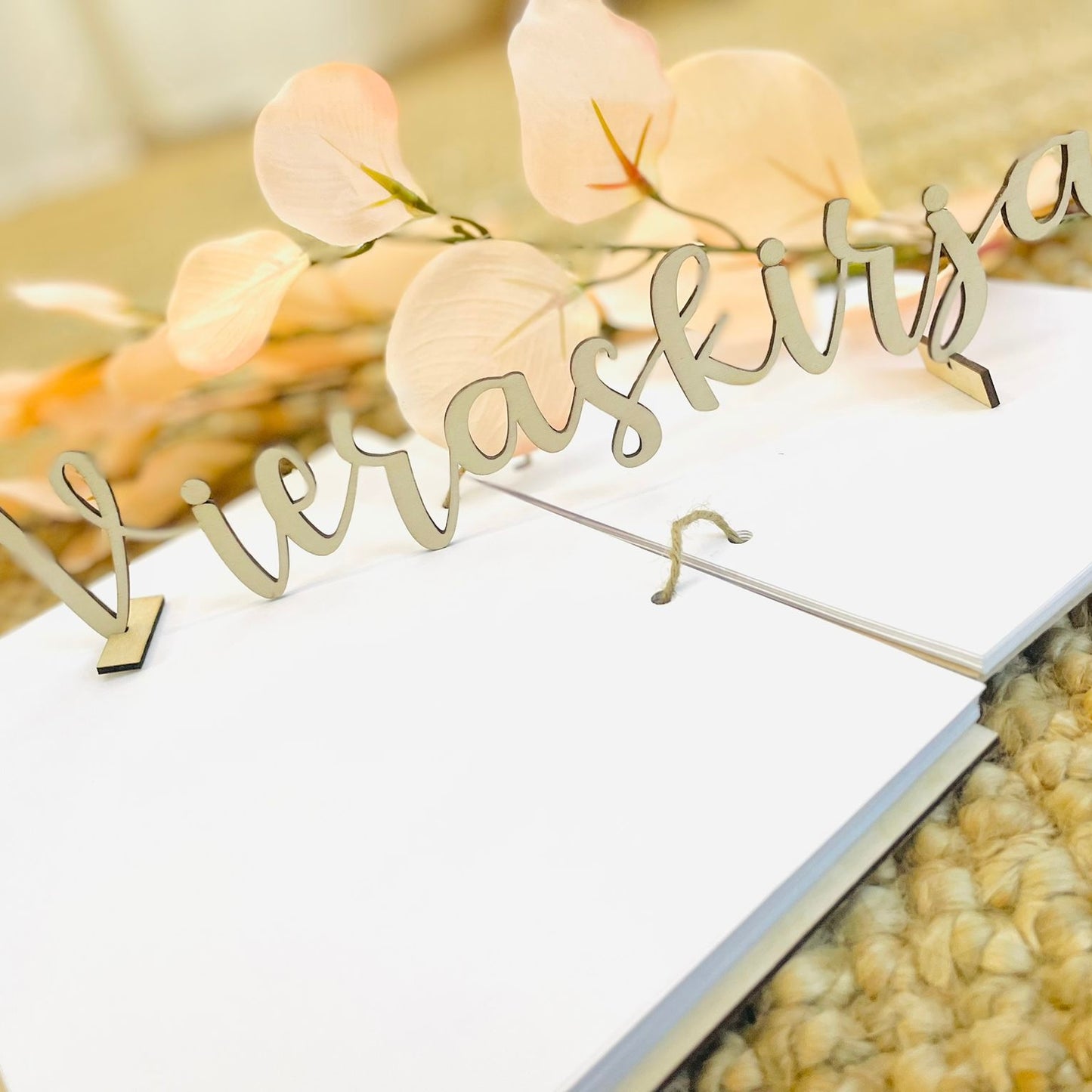 Vieraskirja pöytämerkki koivuinen