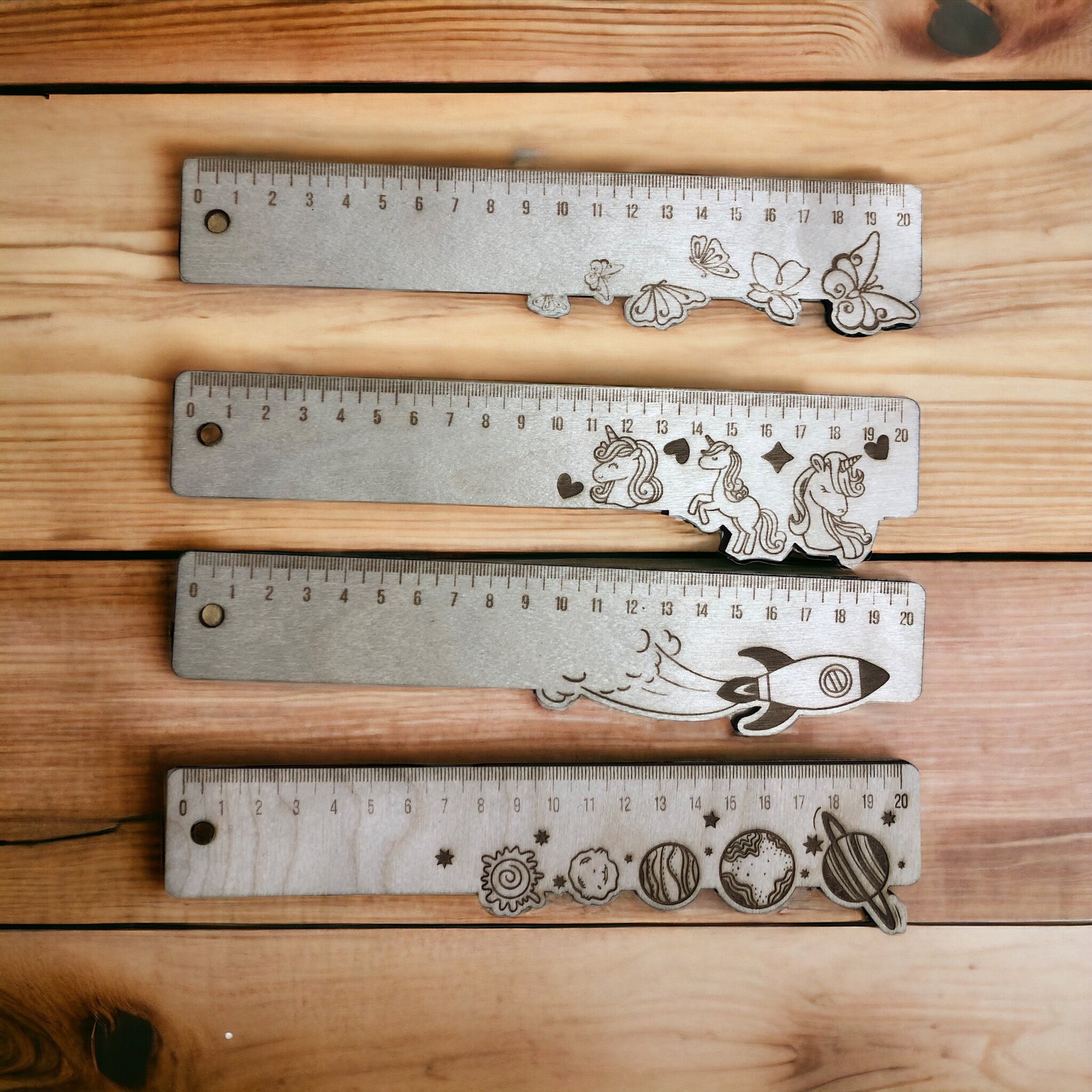 Puinen Viivotin omalla tekstillä