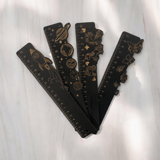 Musta koivuvanerinen viivotin tekstillä