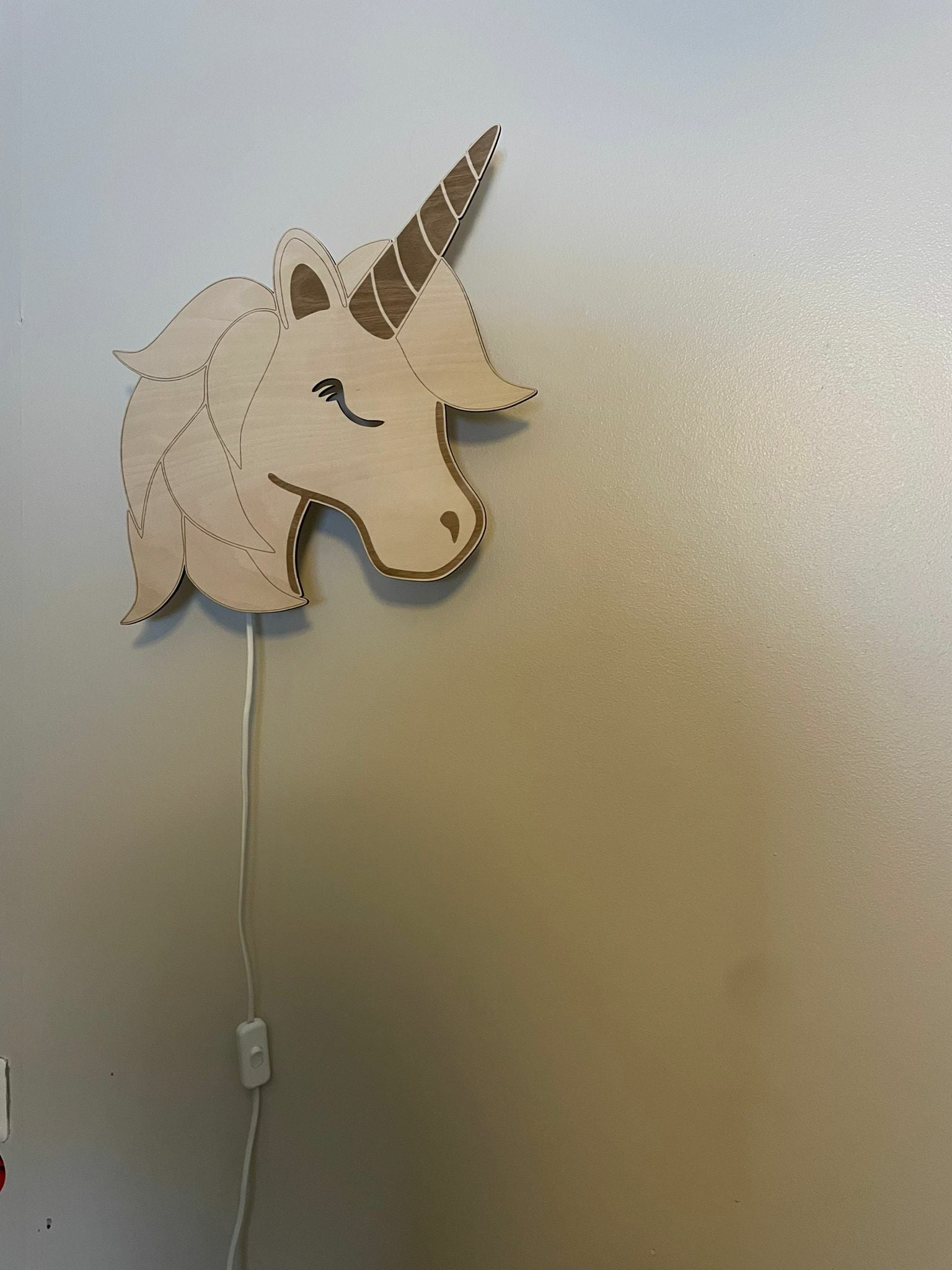 Yksisarvinen_valaisina_valkealla_johdolla