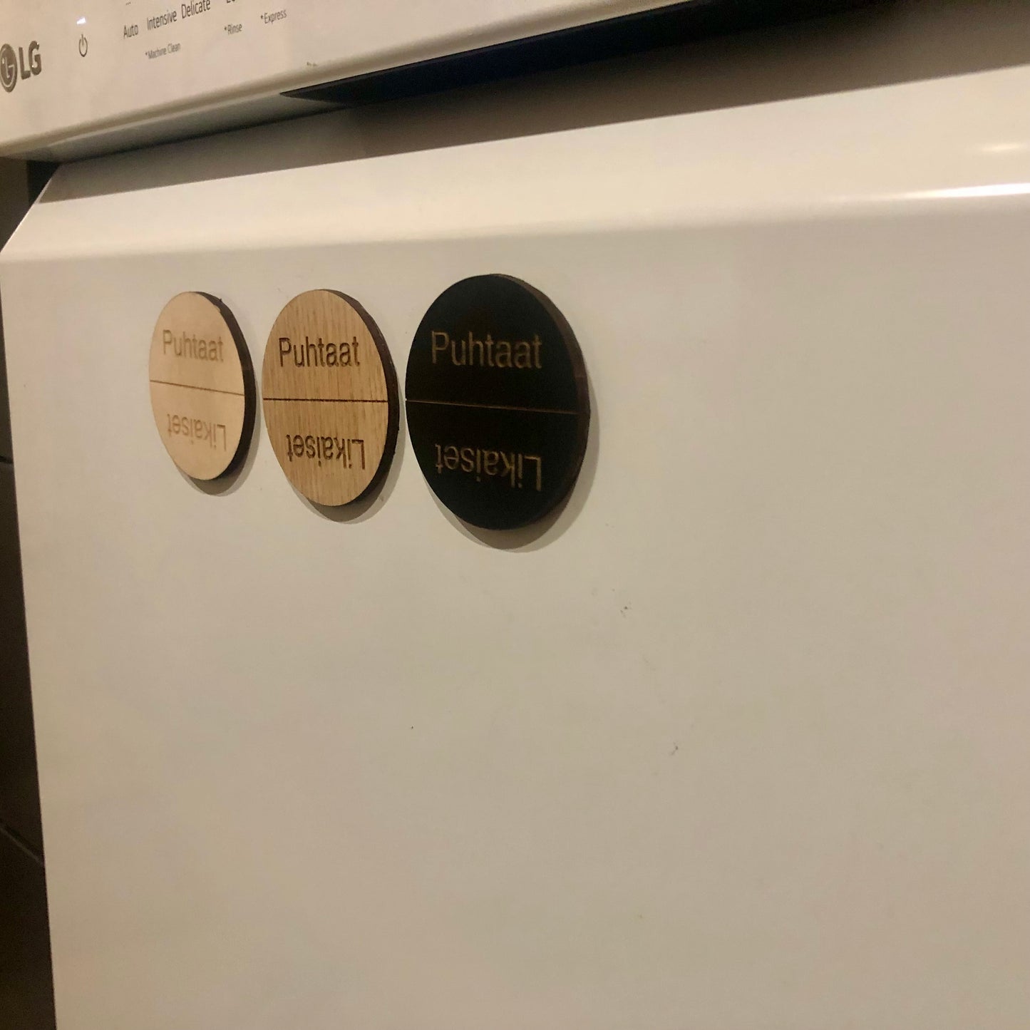 astianpesukonemagneetti_koivu_musta_tammi_puuva_puhtaat_likaiset