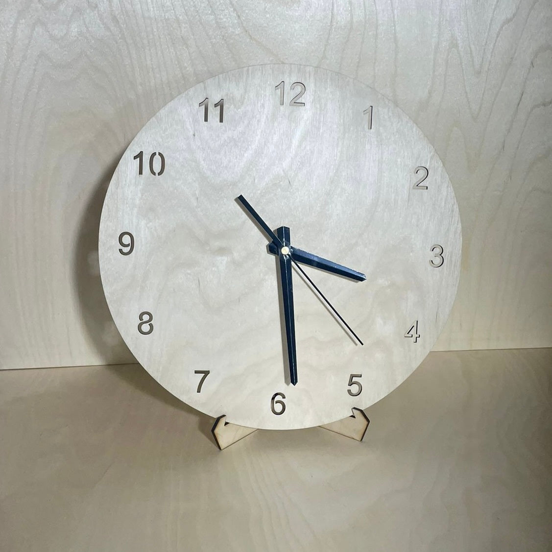 Kello läpileikatut numerot koivu