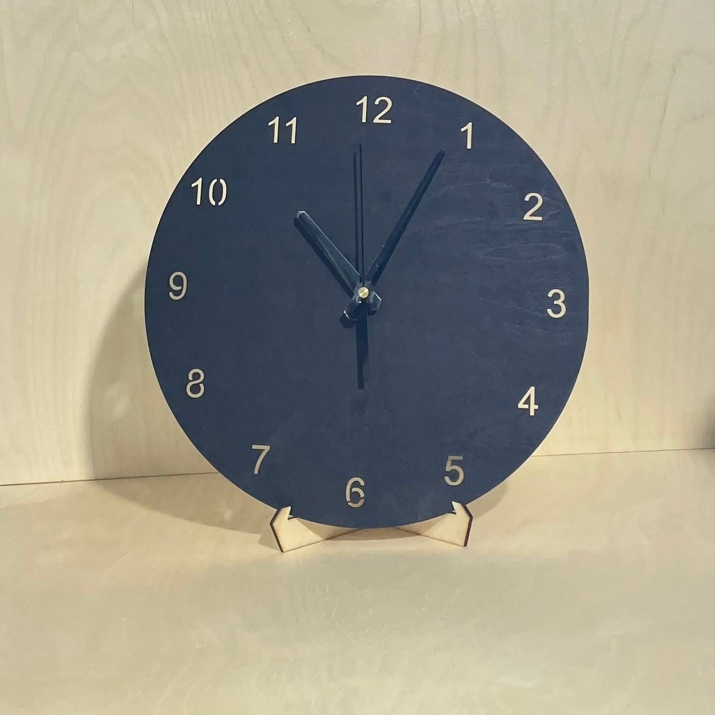 Kello musta läpileikatut numerot