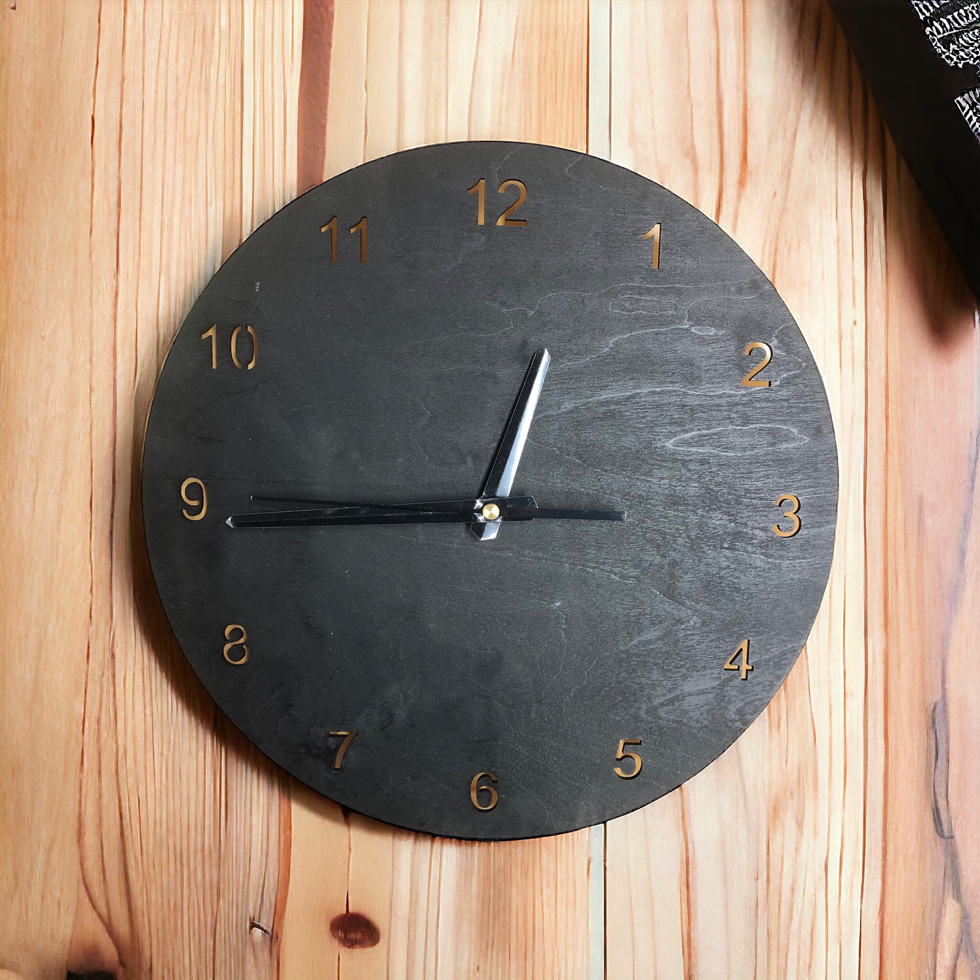 kello-lapileikatut-numerot-musta