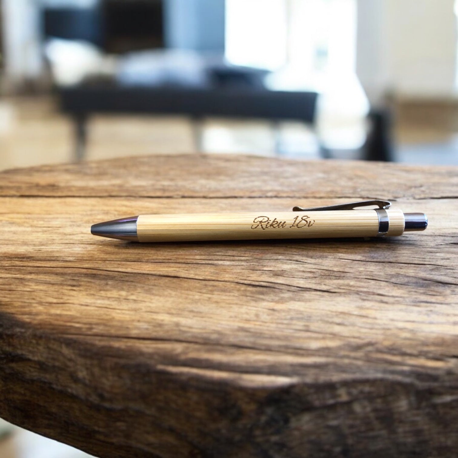 Mustekynä omalla tekstillä