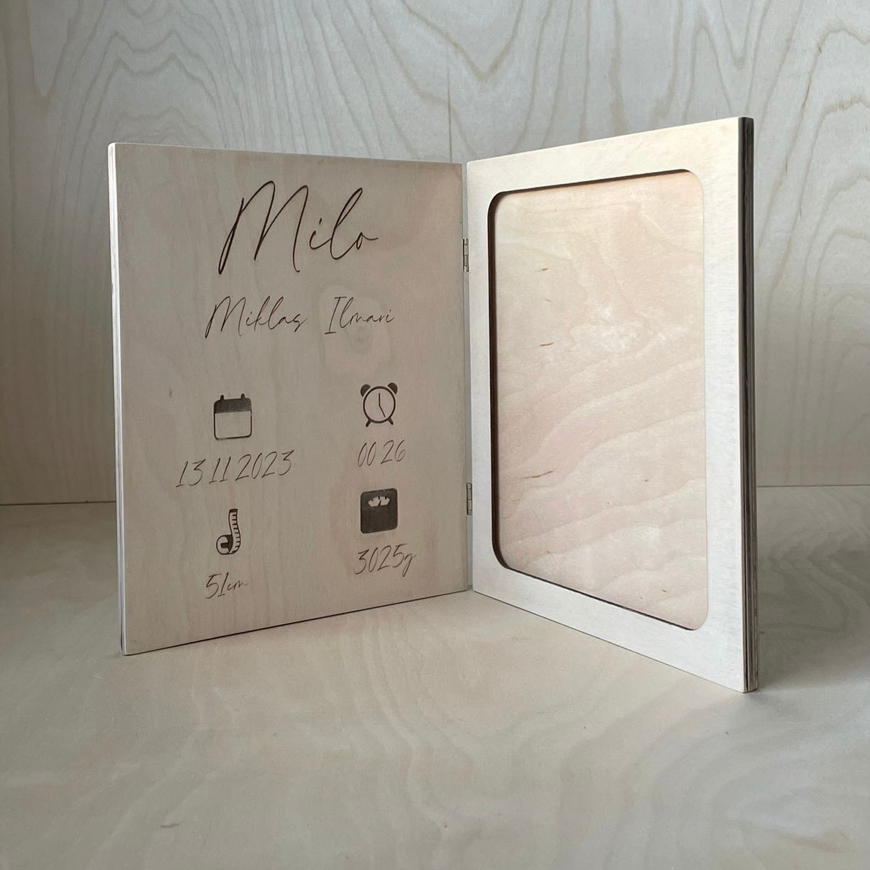 valokuvakehys-syntymtiedoilla-koivuvaneri